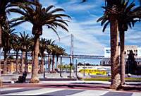 De Justin Herman Plaza, nous voyons Bay Bridge