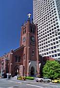 Une glise parmis les buildings